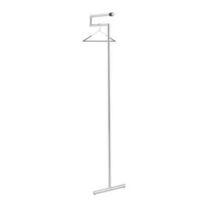 Chromfarbene Anlehngarderobe von Mox mit Kleiderbügel. Elegante Garderobenständer für Flur, Büro und Wartezimmer.